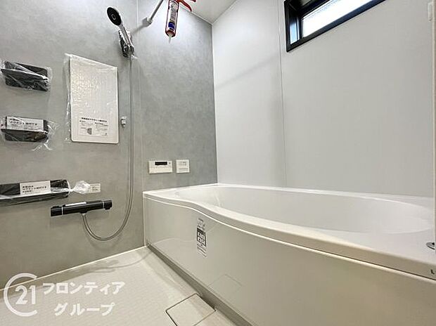 ゆったりと脚を延ばして、1日の疲れを癒せます。窓があるのでこまめに換気ができ、清潔感を保てます。落ち着いた色合いは、心を穏やかにし、リラックスタイムをより豊かにします。