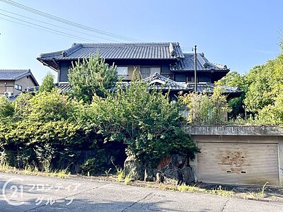 外観：緑豊かな環境に囲まれた外観は、自然との調和を感じさせる心地よい空間です。リラックスできる住環境です。