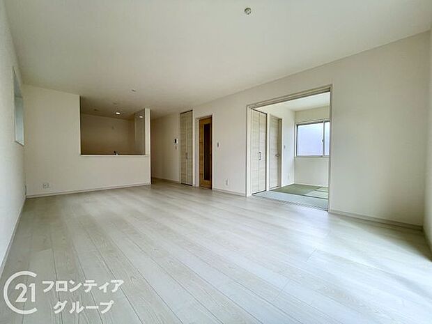 LDKには大きな窓からたくさんの光が入り、明るく、開放的な空間を演出してくれます。お友達が遊びに来た時も自慢のリビングになりますね!