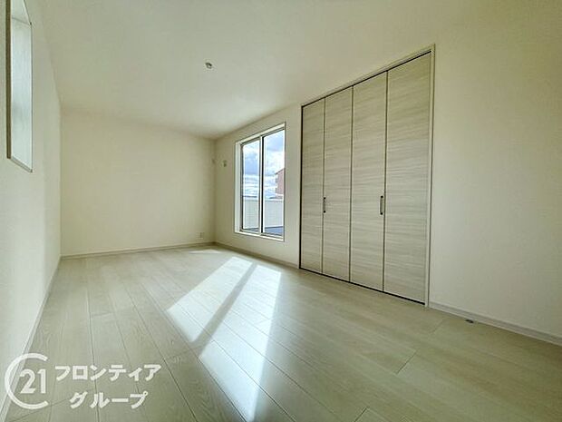 室内はシンプルな仕様となっており、それぞれの好みに合わせたインテリアで、趣味に合わせてレイアウトしやすくなっております。