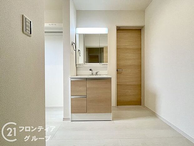 曇り止めヒーター付きのミラーキャビネットを採用しております。ミラーの内側がすべて収納スペースになっているので、スタイリング剤や歯ブラシなどの収納に便利ですね。