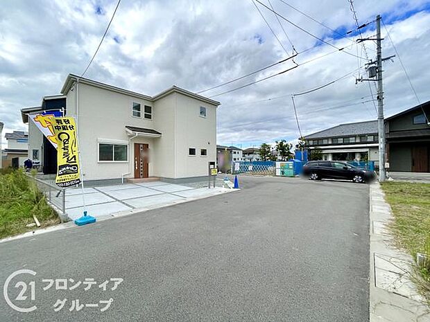 前道が広く、駐車も楽々できる便利な立地です。安全性を考慮した設計で、安心してお子様が遊べます。