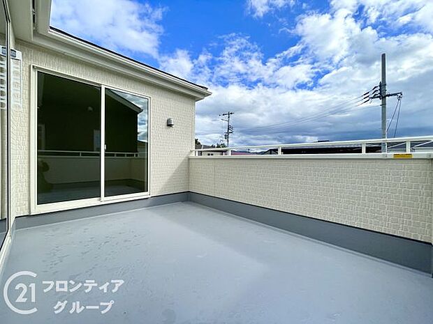 日当たりの良いバルコニーは、お洗濯が多いときも安心!たくさん干してもカラっと乾きそうです!