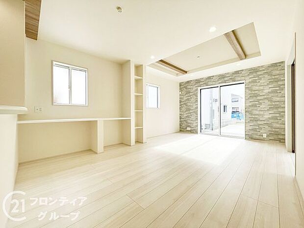 天井の中央部分を周囲より一段高くとった折上天井です。開放感があり、部屋が広く感じます！