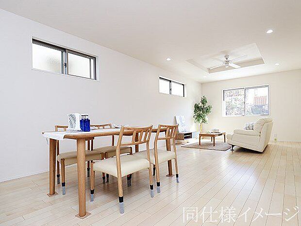\同仕様写真/天井の中央部分を周囲より一段高くとった折上天井です。開放感があり、部屋が広く感じます!
