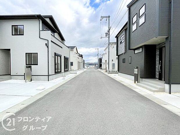 交通量が少なく、静かな前道で落ち着いた生活を提供します。広い道路で、駐車も楽々できる便利な立地です。