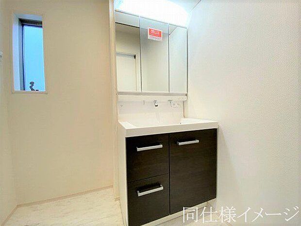 \同仕様写真/小窓付きの洗面室は、毎朝心地よい光を運んでくれるので、すがすがしい気持ちで1日をスタートできます!