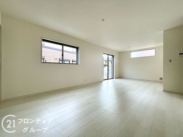 リビングのフローリング材には、木目や色調など木材特有の風合いがあり、ナチュラルな美しさで、日々の生活に温もりを与えてくれます。