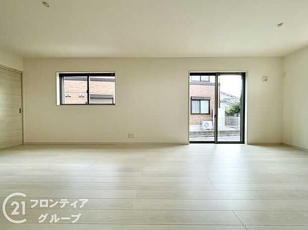 LDKには大きな窓からたくさんの光が入り、明るく、開放的な空間を演出してくれます。お友達が遊びに来た時も自慢のリビングになりますね！