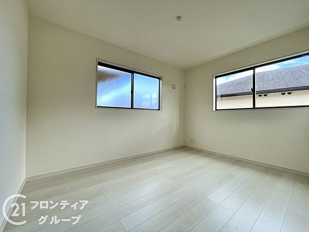 寝室や子供部屋など用途多彩な明るい洋室！