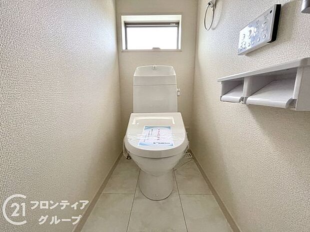 便器にふちがなく、汚れが隠れて見えない部分が極端に少なくなっており、お手入れも楽々！スピーディでパワフルな洗浄力を実現しています！