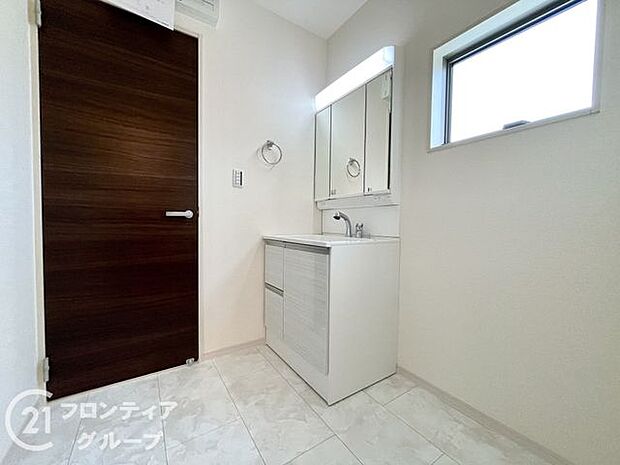 曇り止めヒーター付きのミラーキャビネットを採用しております。ミラーの内側がすべて収納スペースになっているので、スタイリング剤や歯ブラシなどの収納に便利ですね。