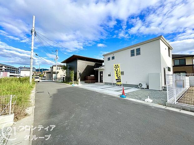 前道が広く、駐車も楽々できる便利な立地です。安全性を考慮した設計で、安心してお子様が遊べます。