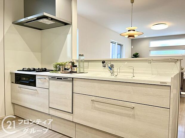 効率的に設計されたキッチンは作業スペースが広く、収納も豊富で使いやすさは◎です。シンプルでありながら機能的なデザインが、毎日の料理を快適にサポートします。掃除もしやすく、清潔感のある空間です。