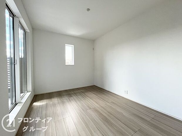 ゆったりとした広さの寝室は、落ち着いた内装が魅力。窓からはやわらかな光が差し込み、心地よい朝を迎えられます。プライベートな時間をしっかり確保できる癒しの空間が整っており、安らぎのひとときを提供します。