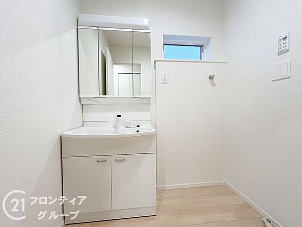 小窓付きの洗面室は、毎朝心地よい光を運んでくれるので、すがすがしい気持ちで1日をスタートできます!