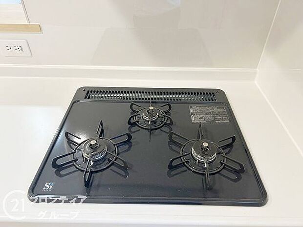 使い勝手のよい三つ口コンロです。ビルトインコンロで吹きこぼれのお掃除もらくらく