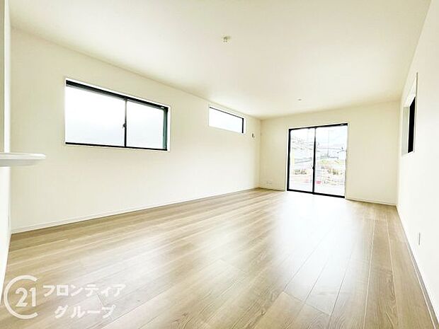 LDKには大きな窓からたくさんの光が入り、明るく、開放的な空間を演出してくれます。お友達が遊びに来た時も自慢のリビングになりますね！