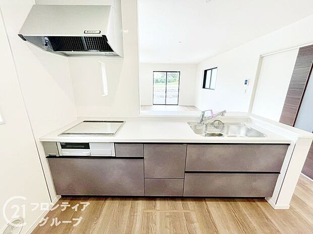 お手入れが楽に行える換気扇やステンレスワークトップは毎日お料理する奥様の味方！