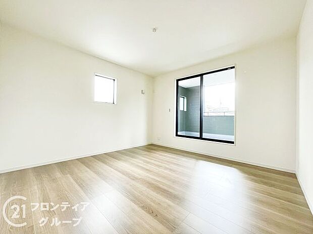 室内はシンプルな仕様となっており、それぞれの好みに合わせたインテリアで、趣味に合わせてレイアウトしやすくなっております。