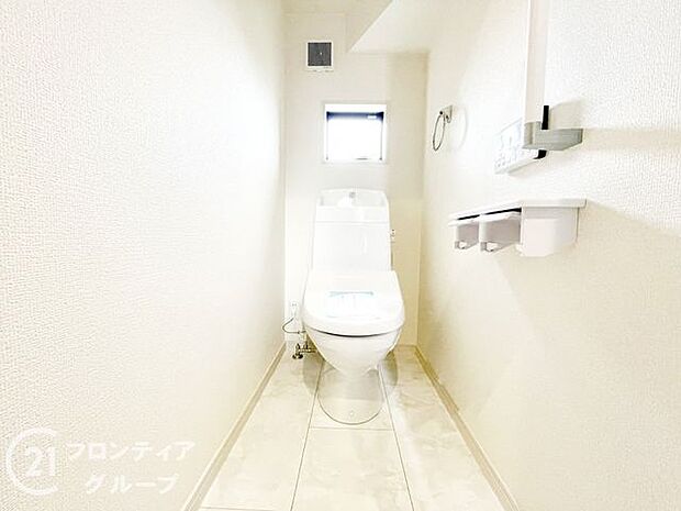 便器にふちがなく、汚れが隠れて見えない部分が極端に少なくなっており、お手入れも楽々！スピーディでパワフルな洗浄力を実現しています！