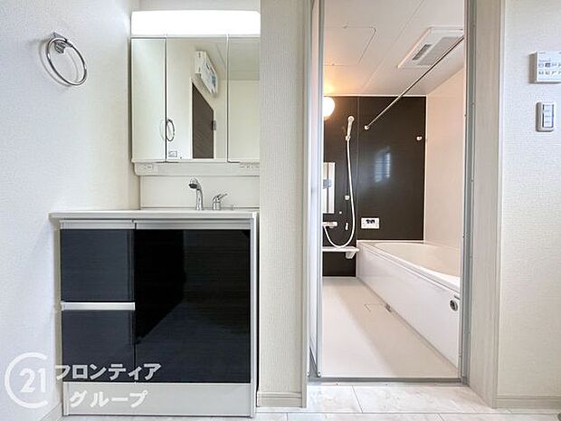 曇り止めヒーター付きのミラーキャビネットを採用しております。ミラーの内側がすべて収納スペースになっているので、スタイリング剤や歯ブラシなどの収納に便利ですね。