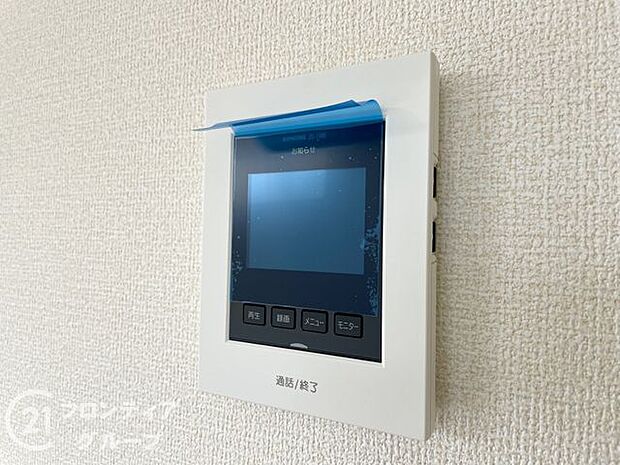 ハンズフリー機能を備えたカラーモニターインターホンを採用！お料理中などで手が塞がっていても便利に応答可能です！夜間の映像確認機能もついていて、安心ですね！