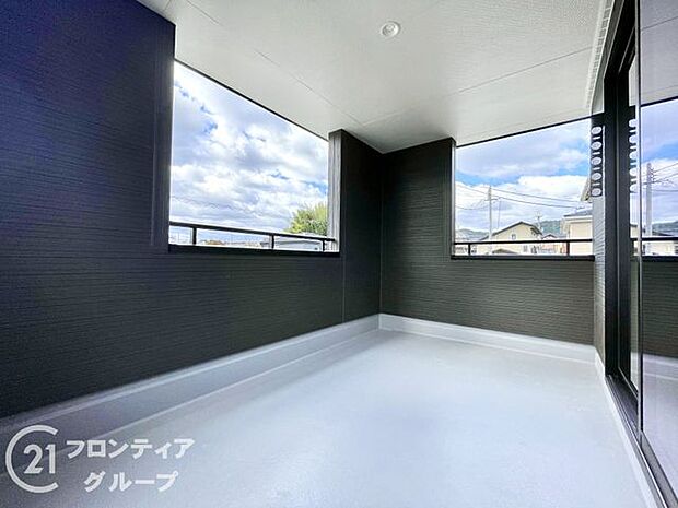 日当たりの良いバルコニーは、お洗濯が多いときも安心！たくさん干してもカラっと乾きそうです！