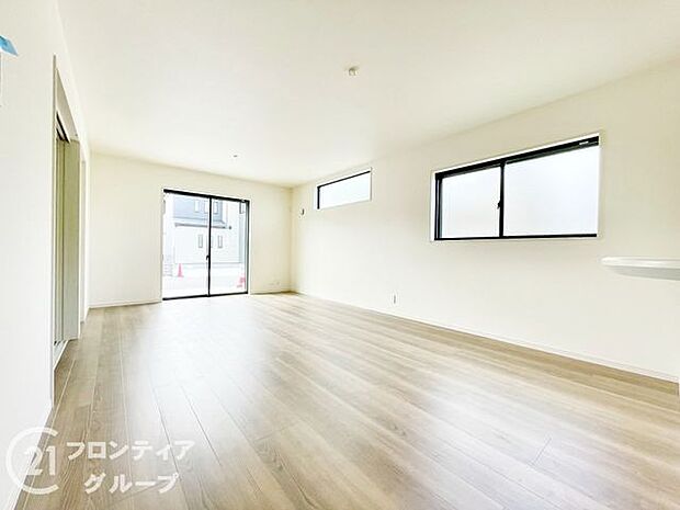 リビングのフローリング材には、木目や色調など木材特有の風合いがあり、ナチュラルな美しさで、日々の生活に温もりを与えてくれます。