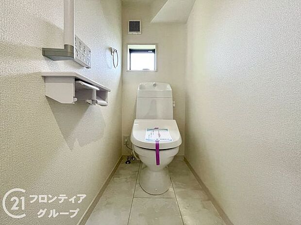 便器にふちがなく、汚れが隠れて見えない部分が極端に少なくなっており、お手入れも楽々!スピーディでパワフルな洗浄力を実現しています!