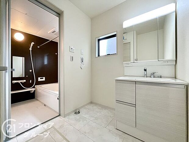 曇り止めヒーター付きのミラーキャビネットを採用しております。ミラーの内側がすべて収納スペースになっているので、スタイリング剤や歯ブラシなどの収納に便利ですね。