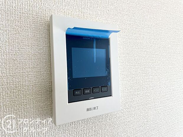 ハンズフリー機能を備えたカラーモニターインターホンを採用!お料理中などで手が塞がっていても便利に応答可能です!夜間の映像確認機能もついていて、安心ですね!