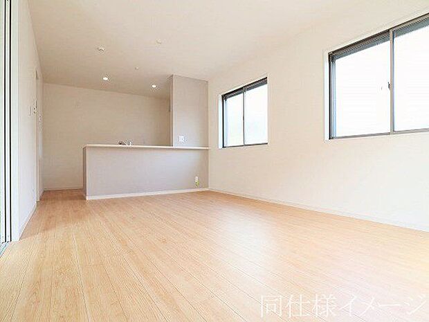 \同仕様写真/リビングのフローリング材には、木目や色調など木材特有の風合いがあり、ナチュラルな美しさで、日々の生活に温もりを与えてくれます。