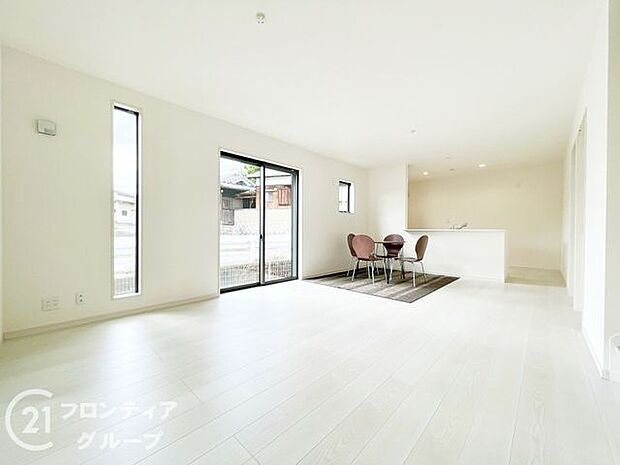 リビングのフローリング材には、木目や色調など木材特有の風合いがあり、ナチュラルな美しさで、日々の生活に温もりを与えてくれます。