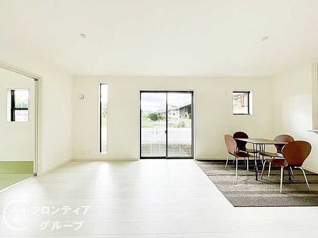 LDKには大きな窓からたくさんの光が入り、明るく、開放的な空間を演出してくれます。お友達が遊びに来た時も自慢のリビングになりますね!