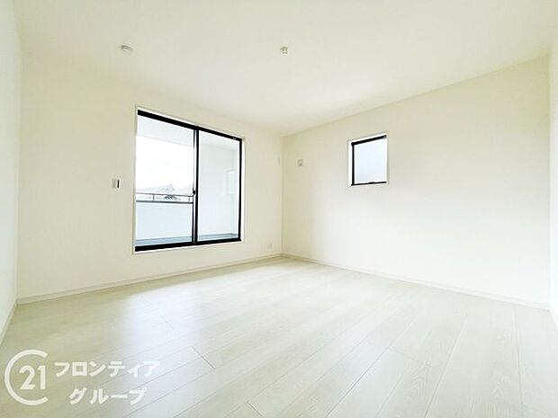 室内はシンプルな仕様となっており、それぞれの好みに合わせたインテリアで、趣味に合わせてレイアウトしやすくなっております。