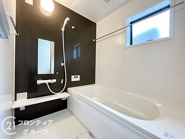 浴槽は環境にやさしい節水タイプを採用。浴槽内ステップで半身浴や親子入浴も楽しめるので、毎日のバスタイムをエコで素敵に演出してくれる小窓付きの浴室です