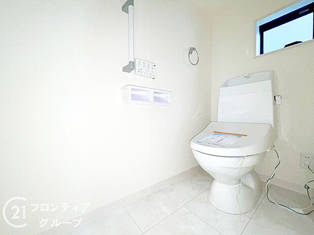 便器にふちがなく、汚れが隠れて見えない部分が極端に少なくなっており、お手入れも楽々!スピーディでパワフルな洗浄力を実現しています!