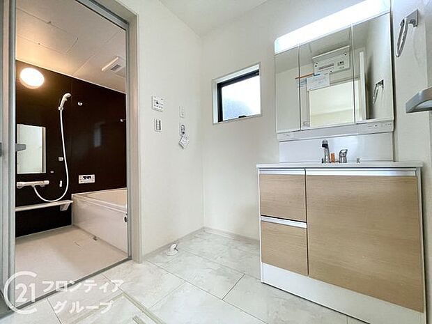 曇り止めヒーター付きのミラーキャビネットを採用しております。ミラーの内側がすべて収納スペースになっているので、スタイリング剤や歯ブラシなどの収納に便利ですね。