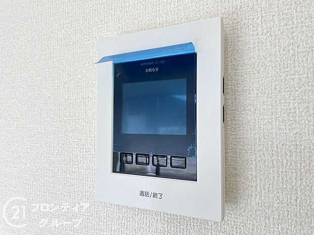 ハンズフリー機能を備えたカラーモニターインターホンを採用!お料理中などで手が塞がっていても便利に応答可能です!夜間の映像確認機能もついていて、安心ですね!