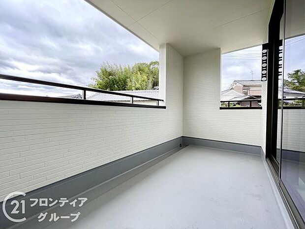 日当たりの良いバルコニーは、お洗濯が多いときも安心!たくさん干してもカラっと乾きそうです!