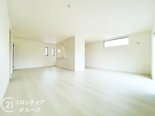 リビングのフローリング材には、木目や色調など木材特有の風合いがあり、ナチュラルな美しさで、日々の生活に温もりを与えてくれます。