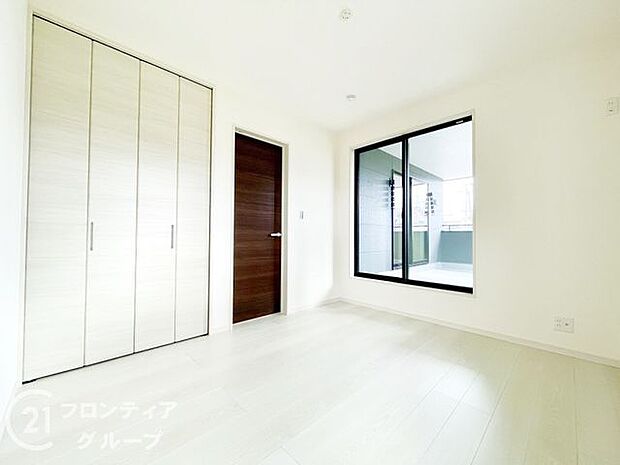 寝室や子供部屋など用途多彩な明るい洋室！