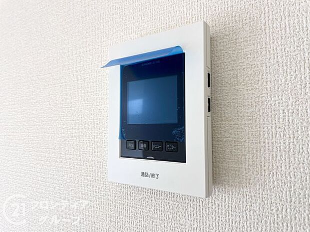 ハンズフリー機能を備えたカラーモニターインターホンを採用！お料理中などで手が塞がっていても便利に応答可能です！夜間の映像確認機能もついていて、安心ですね！