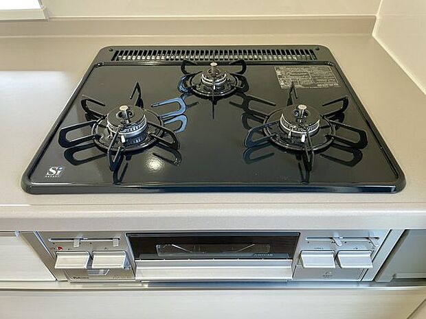 3口コンロ付きのキッチンは、調理の効率が良く、同時に多くの料理を作れる便利で機能的な空間です