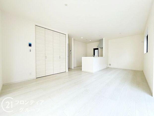 リビングのフローリング材には、木目や色調など木材特有の風合いがあり、ナチュラルな美しさで、日々の生活に温もりを与えてくれます。