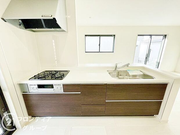 お手入れが楽に行える換気扇やステンレスワークトップは毎日お料理する奥様の味方！