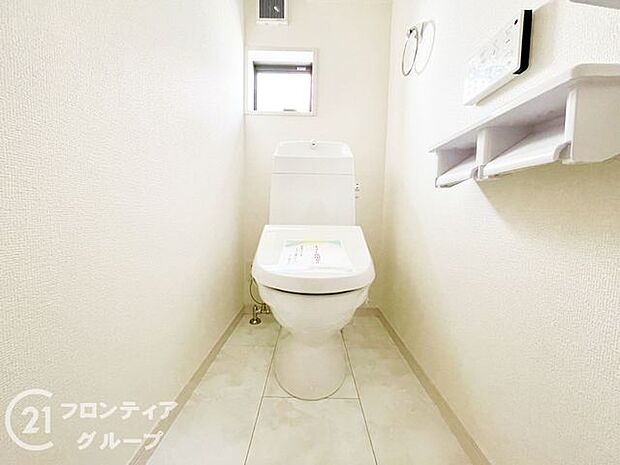 便器にふちがなく、汚れが隠れて見えない部分が極端に少なくなっており、お手入れも楽々！スピーディでパワフルな洗浄力を実現しています！