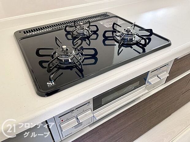 3口コンロ付きのキッチンは、調理の効率が良く、同時に多くの料理を作れる便利で機能的な空間です