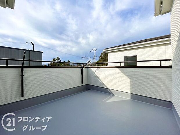 日当たりの良いバルコニーは、お洗濯が多いときも安心！たくさん干してもカラっと乾きそうです！